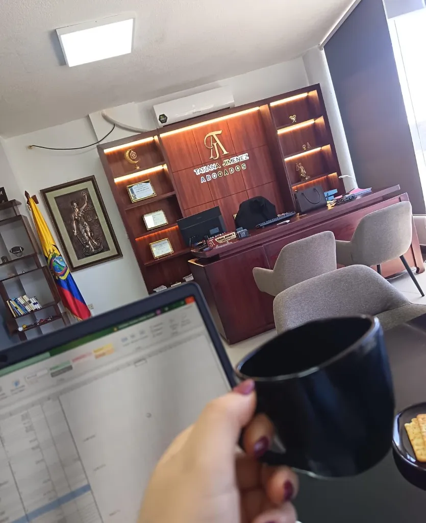 Sala de atención del despacho con el logotipo de Tatiana Jimenez Abogados