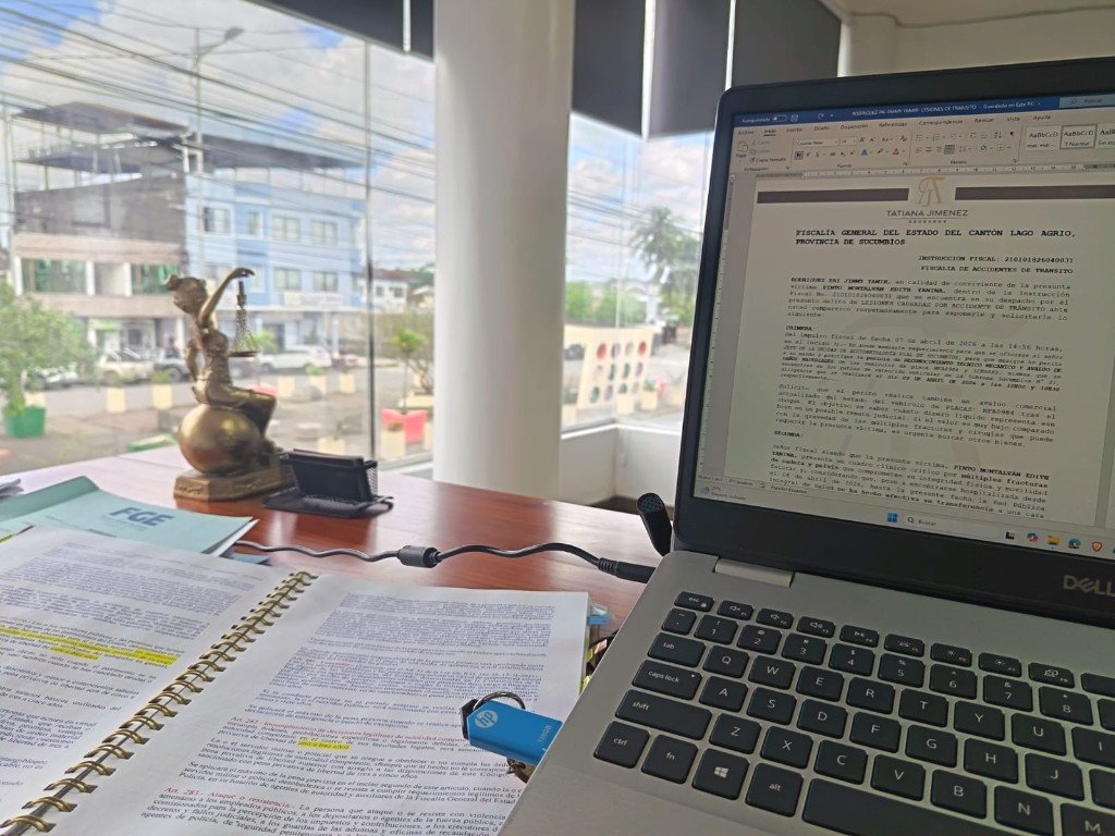 Espacio de trabajo con código y documentación legal